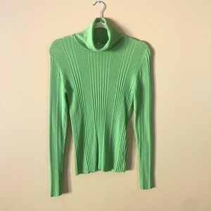 Nice long sleeve turtleneck . Green.